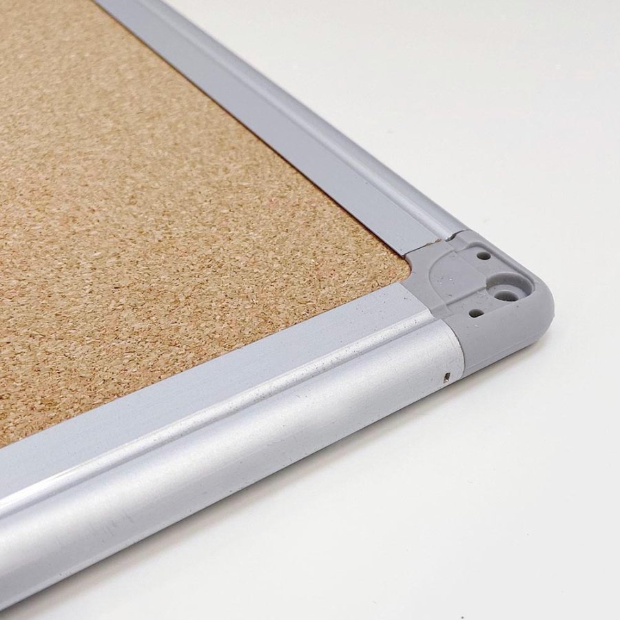 Whiteboard og kork kombitavle s&aelig;t 60x40cm, inkl. sort magnetisk marker, 4 x sorte 20mm magneter, 12 sorte n&aring;le og monteringss&aelig;t