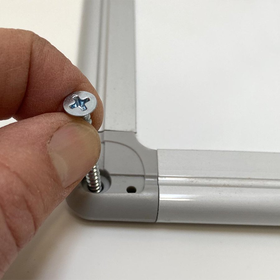 Whiteboard og kork kombitavle s&aelig;t 60x40cm, inkl. sort magnetisk marker, 4 x sorte 20mm magneter, 12 sorte n&aring;le og monteringss&aelig;t