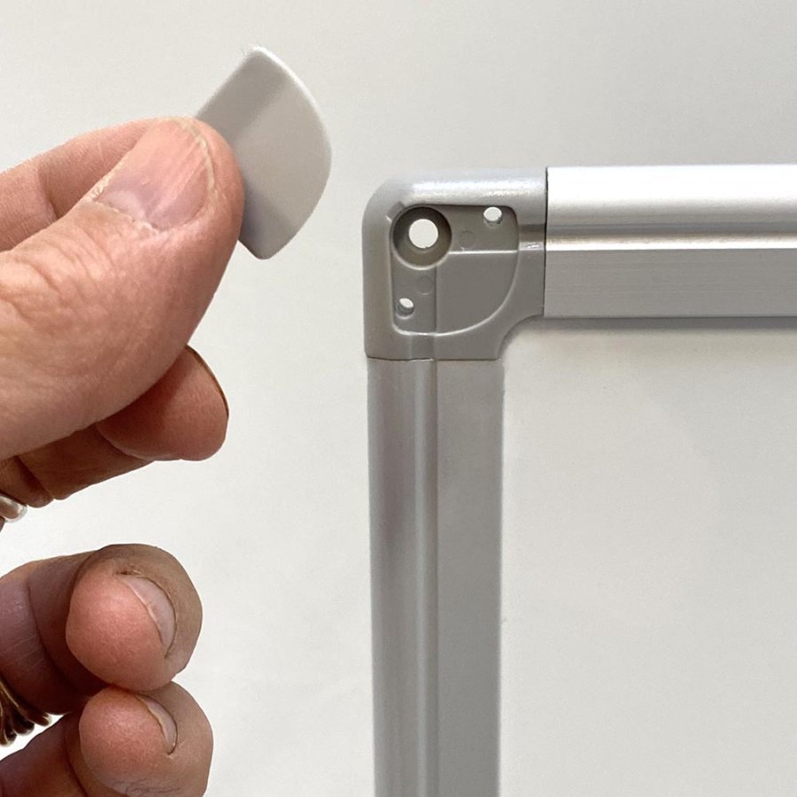 Whiteboard og kork kombitavle s&aelig;t 60x40cm, inkl. sort magnetisk marker, 4 x sorte 20mm magneter, 12 sorte n&aring;le og monteringss&aelig;t