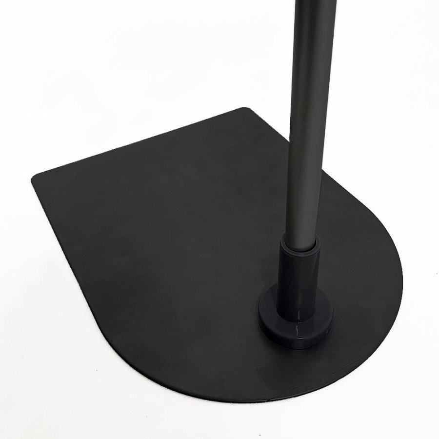 Prisrammes&aelig;t, sort st&aring;l fod og alu stang, sort A4 ramme (21 x 29,7cm). H&oslash;jde 72 - 90 cm, bredde 21,8cm, fod 16 x 21 cm