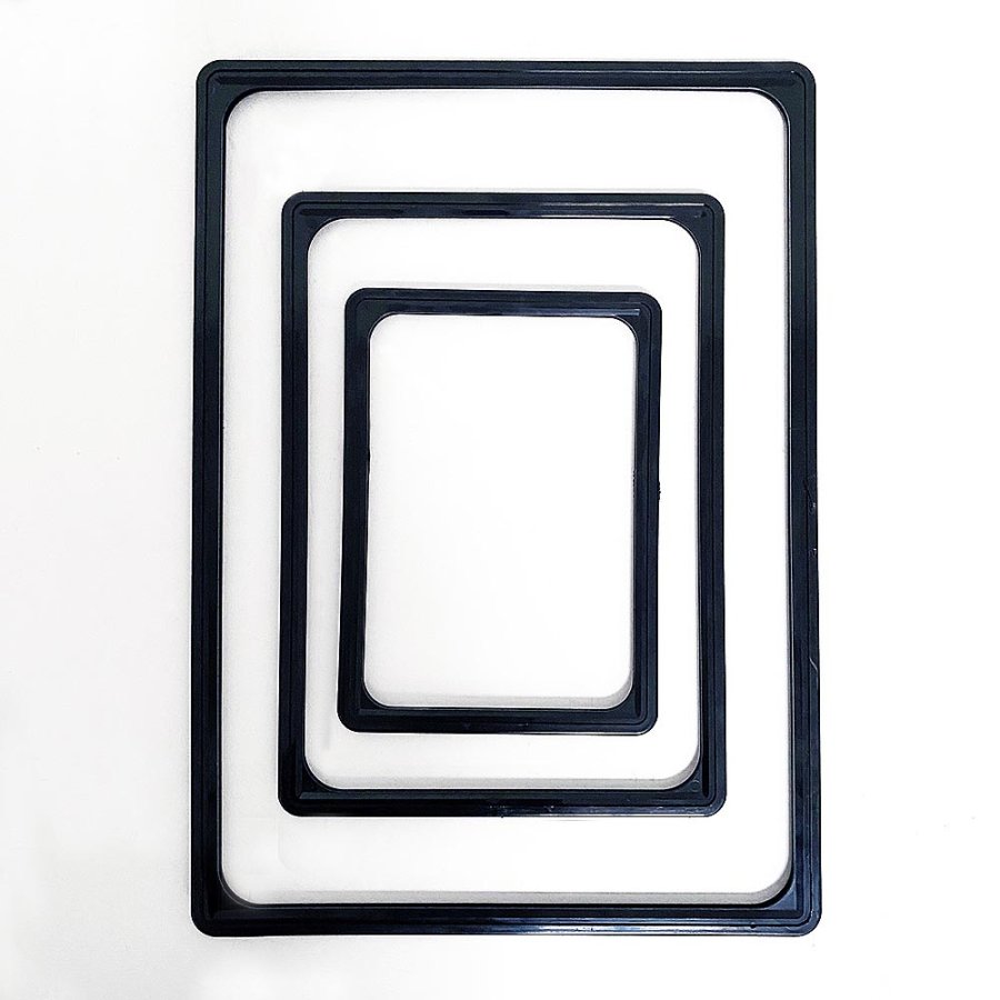 Prisrammes&aelig;t, sort st&aring;l fod og alu stang, sort A4 ramme (21 x 29,7cm). H&oslash;jde 72 - 90 cm, bredde 21,8cm, fod 16 x 21 cm