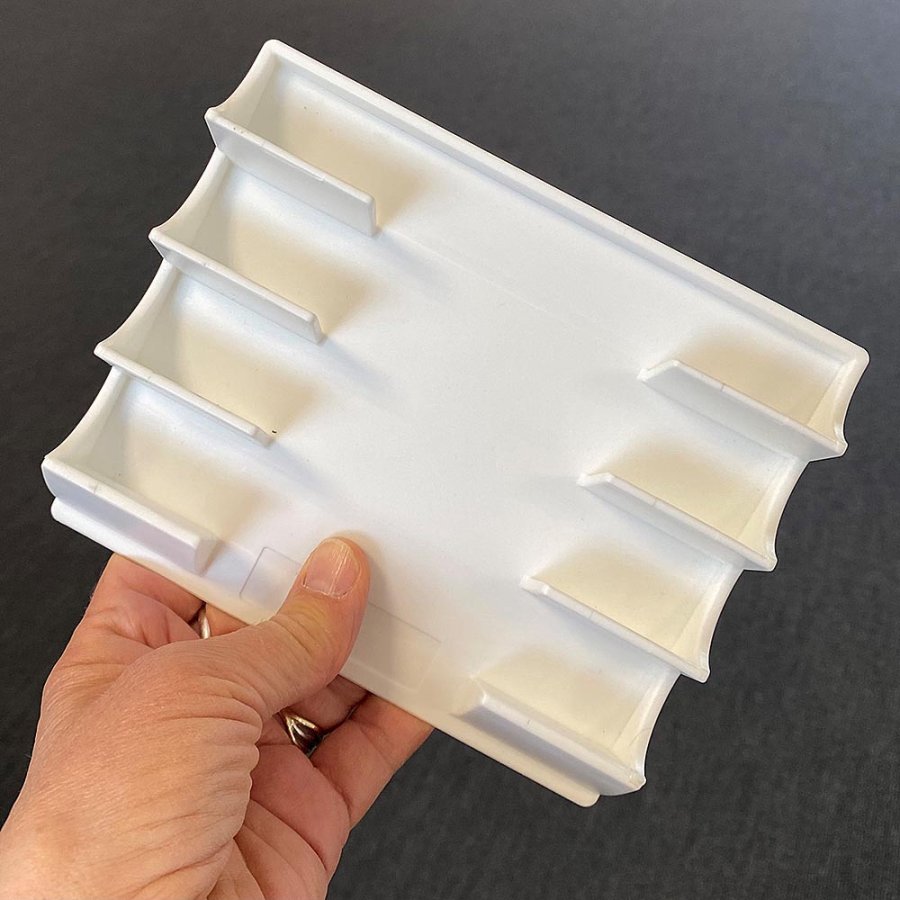 Magnetisk penneholder til 4 penne, hvid plast med 4 magneter p&aring; bagsiden (ogs&aring; inkl. 4 selvkl&aelig;bende puder)