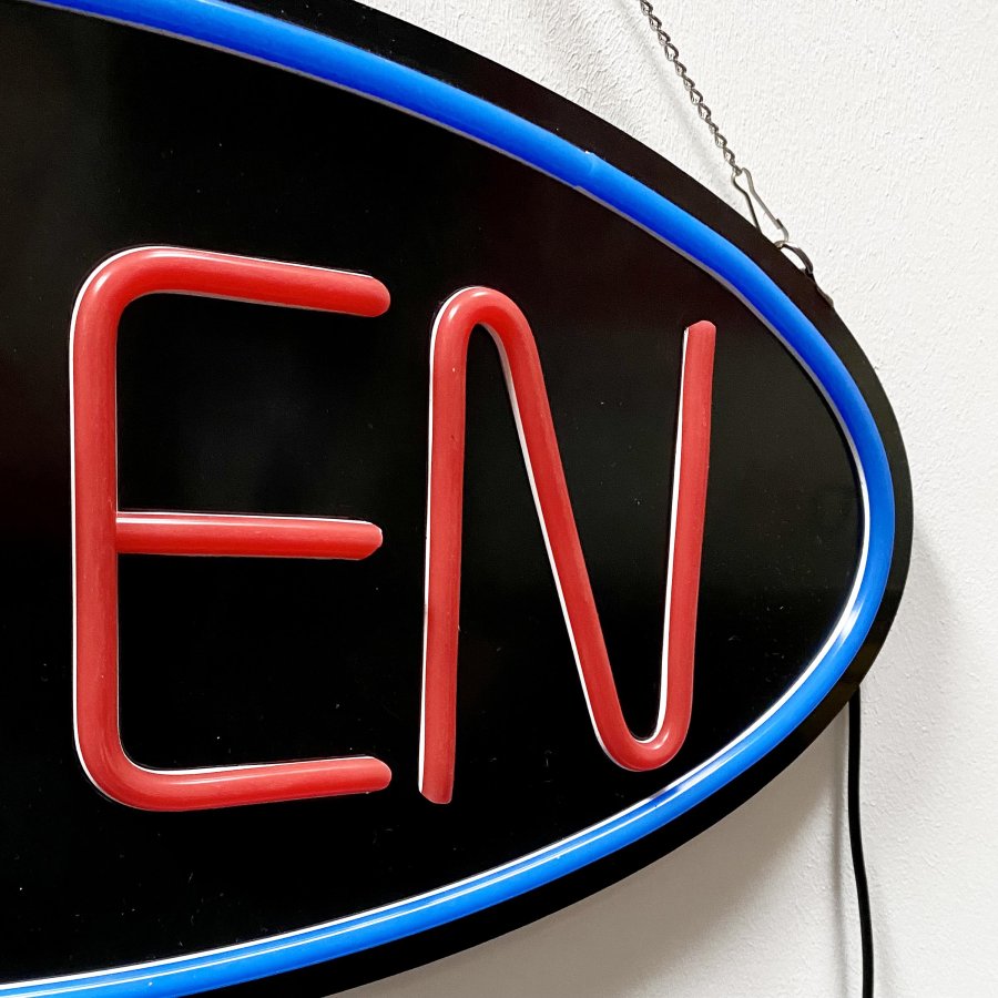 Attraktivt LED &Aring;ben Skilt - Sort Design med R&oslash;d Tekst og Bl&aring; Cirkel