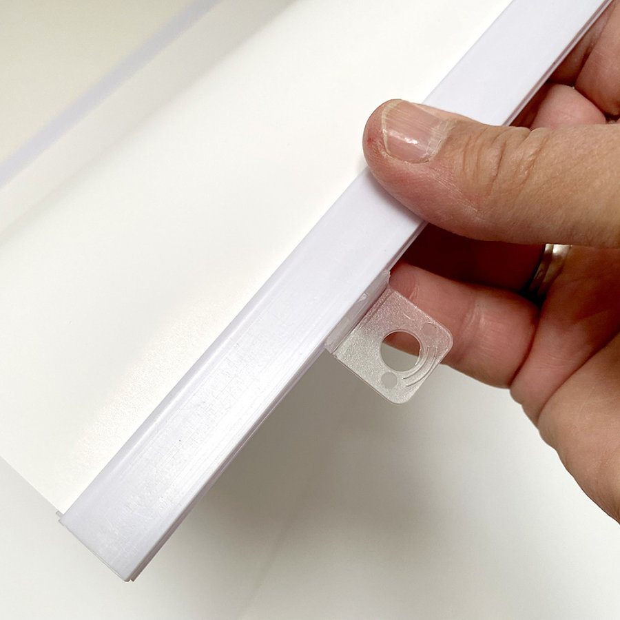 Plakatlister, 2 stk. i hvid med 2 oph&aelig;ngs&oslash;jer - A4