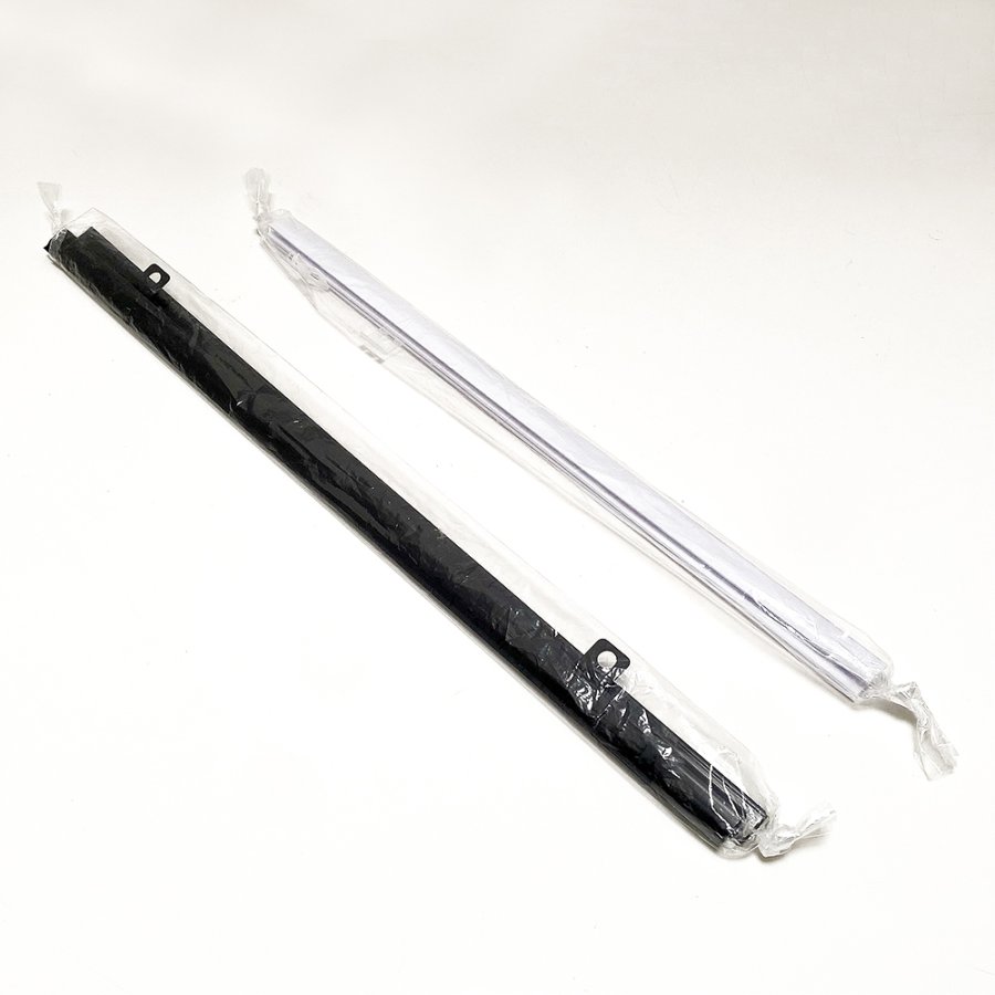 Plakatlister, 2 stk. i hvid med 2 oph&aelig;ngs&oslash;jer - A4