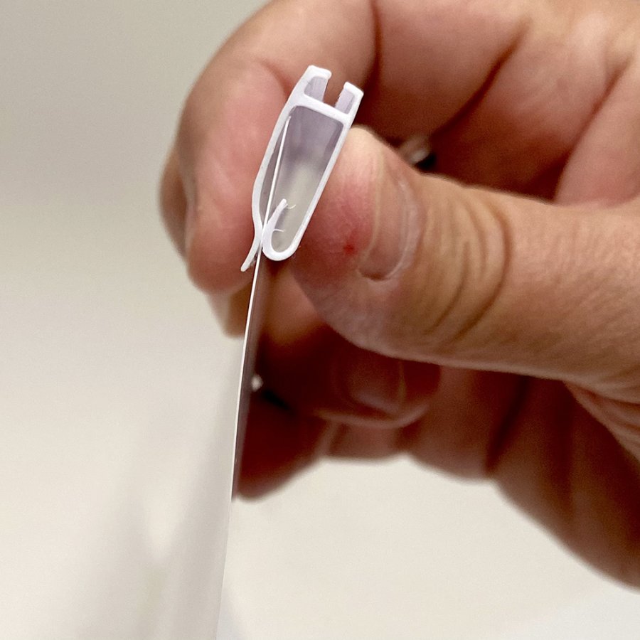 Plakatlister, 2 stk. i hvid med 2 oph&aelig;ngs&oslash;jer - A4