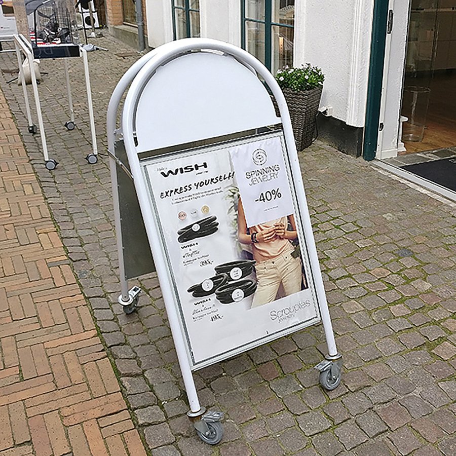 New Gotik Lux Gadeskilt med logoplade og hjul - A1 - hvid