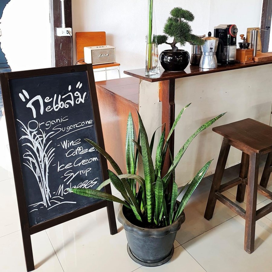 Wooden A-skilt i sortbejdset tr&aelig;, med st&aring;ltavler,  59 x 78 cm