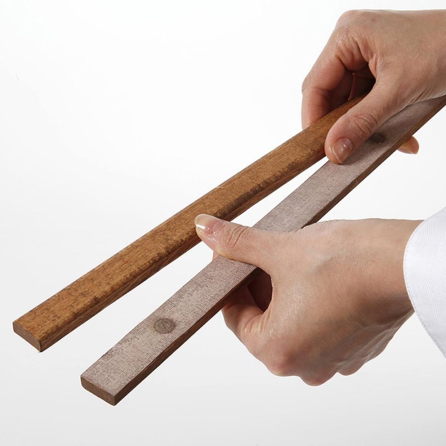 Wood Poster Hanger i m&oslash;rk b&oslash;g. plakatliste i tr&aelig;, magnetisk - 50cm s&aelig;t