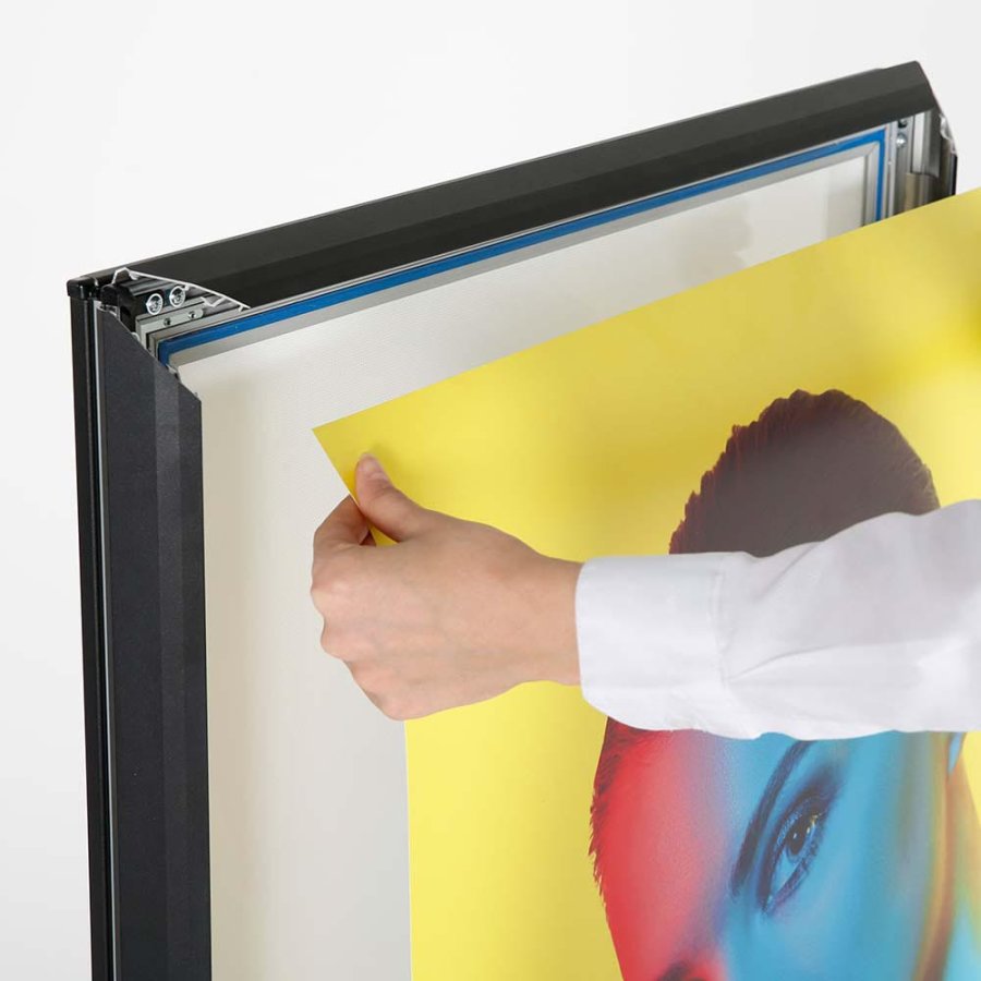 Wind-LED Pro Waterbase Gadeskilt, 44mm ramme,  A1 - inkl. batteri. Sort