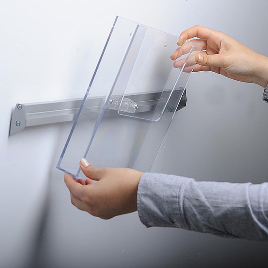 Brochureholder til v&aelig;g, aluliste med 3 stk. M65 akrylholdere