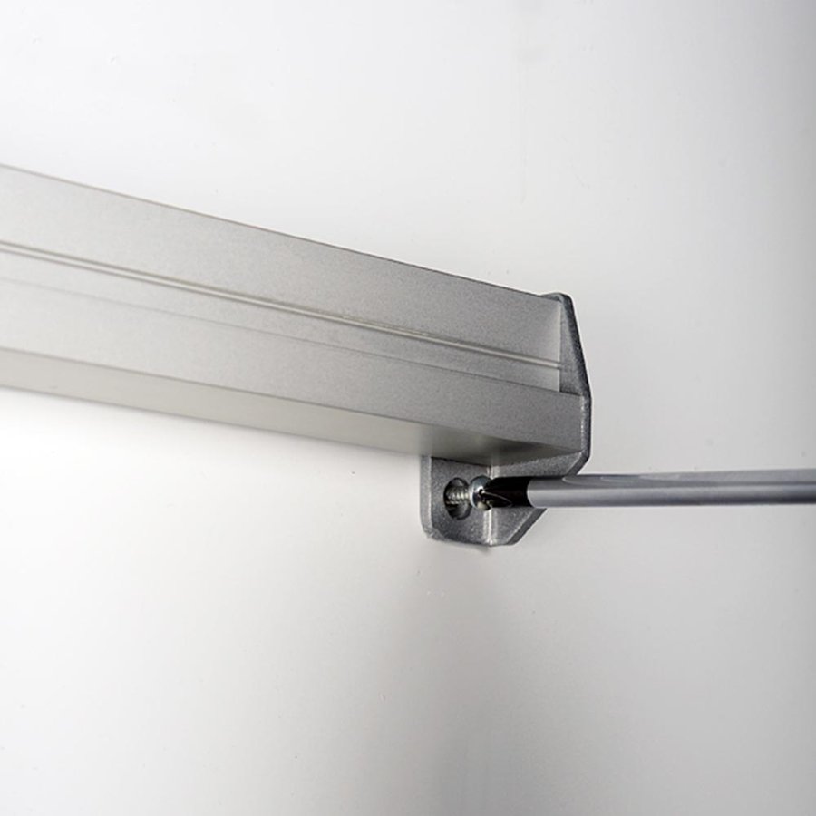 Brochureholder til v&aelig;g, aluliste med 3 stk. M65 akrylholdere