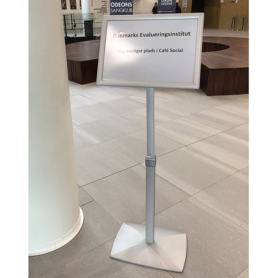 Flex Infostander, justerbar, s&oslash;lv, med A2 Klikramme