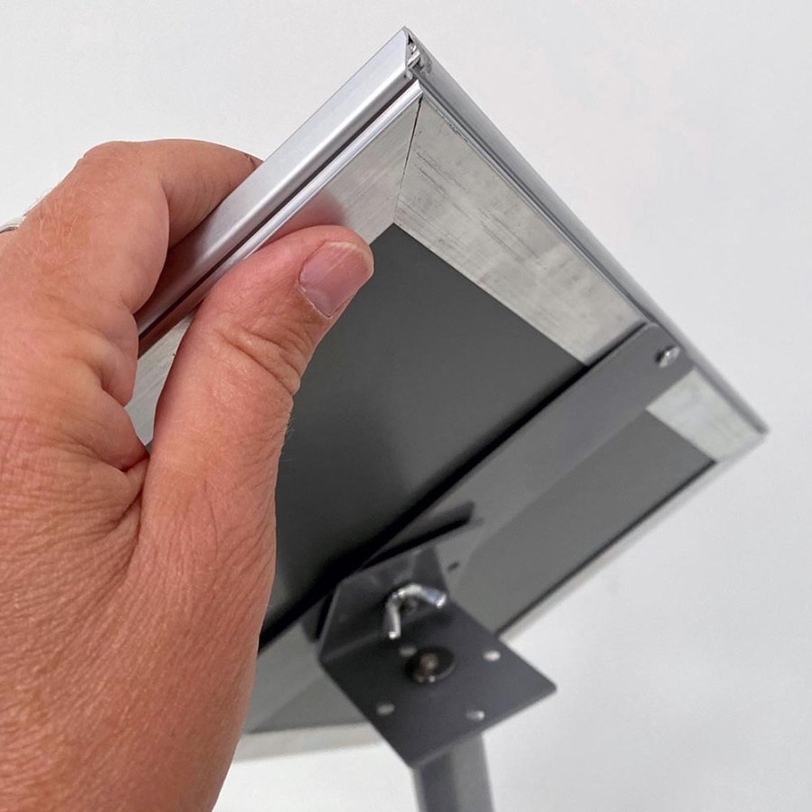 BASIC Infostand A4 - 92mm h&oslash;j - A4 Klikramme profil 25mm, s&oslash;lv