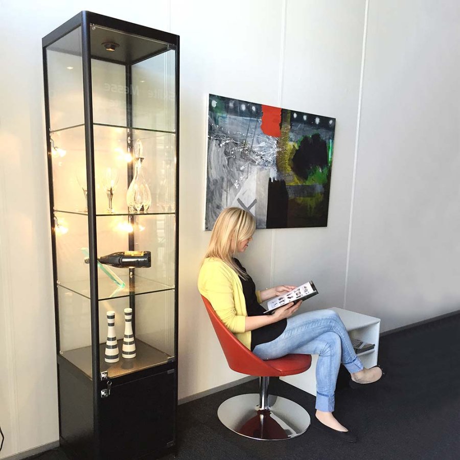 Vitrine, Showcase Tower Solo, Med LED Lys, l&aring;s og underskab, Sort