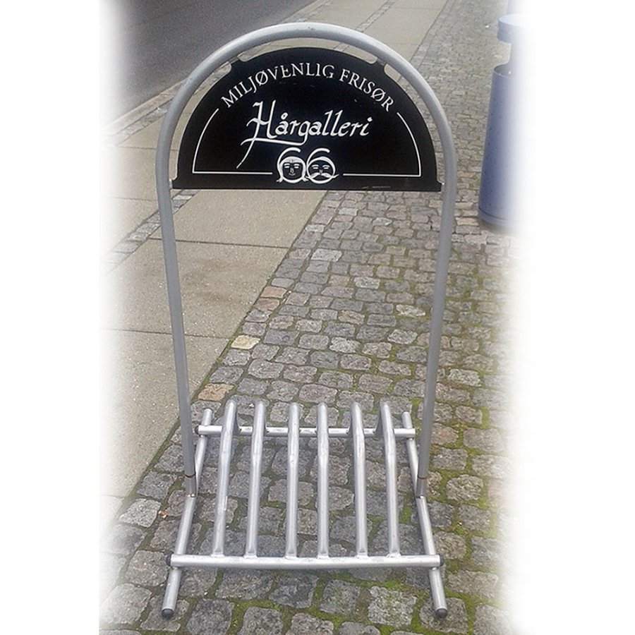 Expo Gotik Gadeskilt med cykelparkering og logoplade - s&oslash;lv